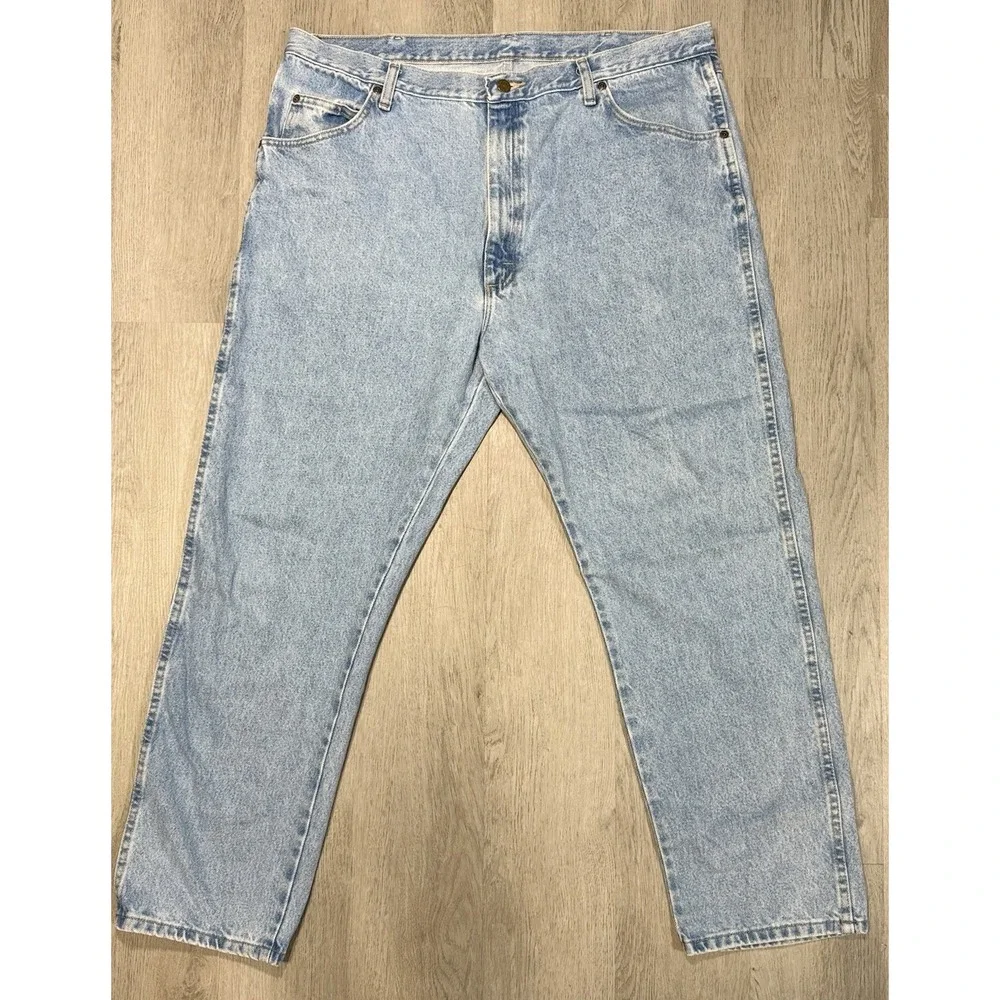 Wrangler Rugged Wear Classic Fit Jeans Men's Size 42x30 Straight Leg Light Wash